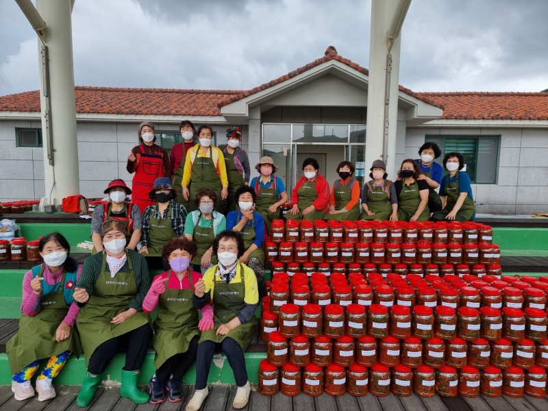 담양군 여성자원봉사회은 지난 13일 봄철을 맞아 자원봉사자 등 30여 명이 참여해 열무김치 담그기 봉사활동을 진행했다. (사진제공 = 담양군)