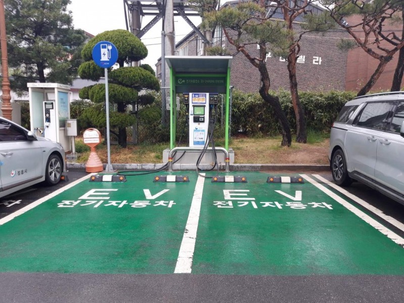 정읍시는 전기차 보급 확대에 따른 친환경자동차법 시행령 개정에 따라 모든 공용 충전시설을 대상으로 충전 방해행위에 대해 과태료를 부과한다. (사진제공 = 정읍시)