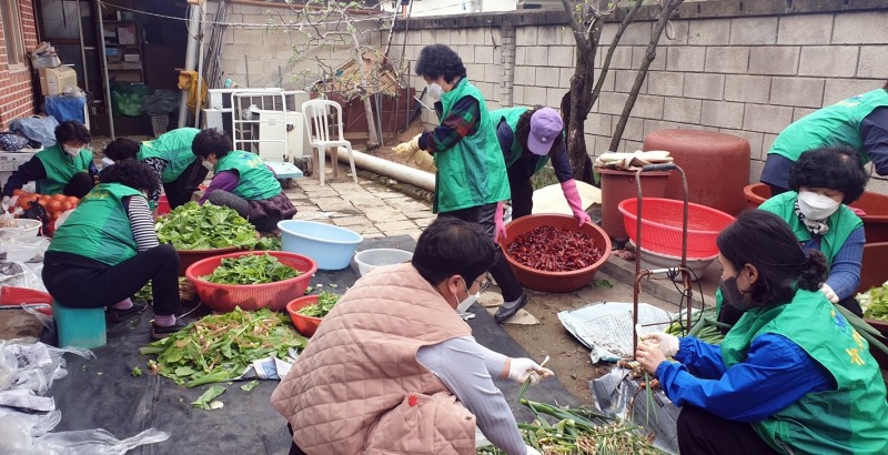 정읍시 태인면 새마을부녀회는 14일 지역 내 홀몸 어르신을 위한 ‘밑반찬 나눔 봉사활동’을 펼쳤다. (사진제공 = 정읎시)