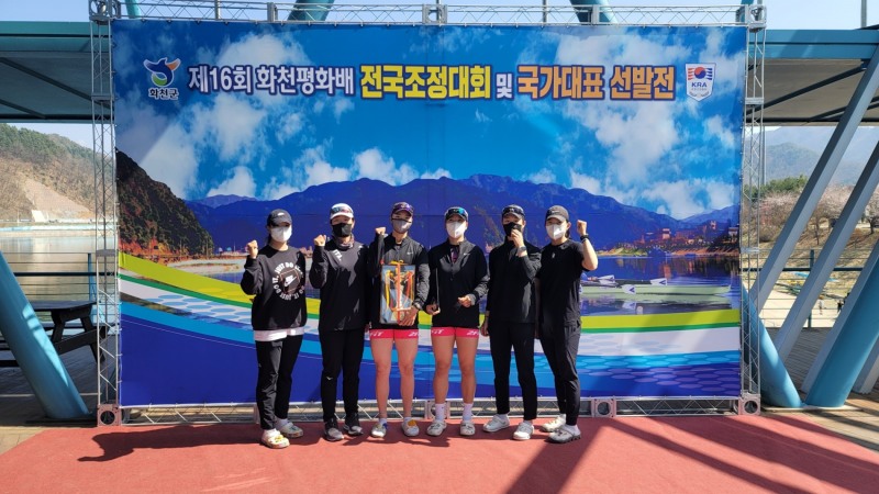 군산시청 조정팀은 강원도 화천군 화천호 조정경기장에서 열린 ‘제16회 화천 평화배 전국조정대회’에 출전해 금메달 2개, 은메달 1개를 획득했다. (사진제공 = 군산시)