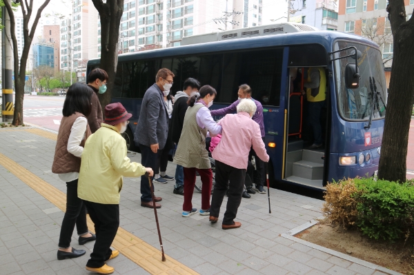 마포노인종합복지관 데이케어센터, 어르신 20명 모시고 봄맞이 나들이