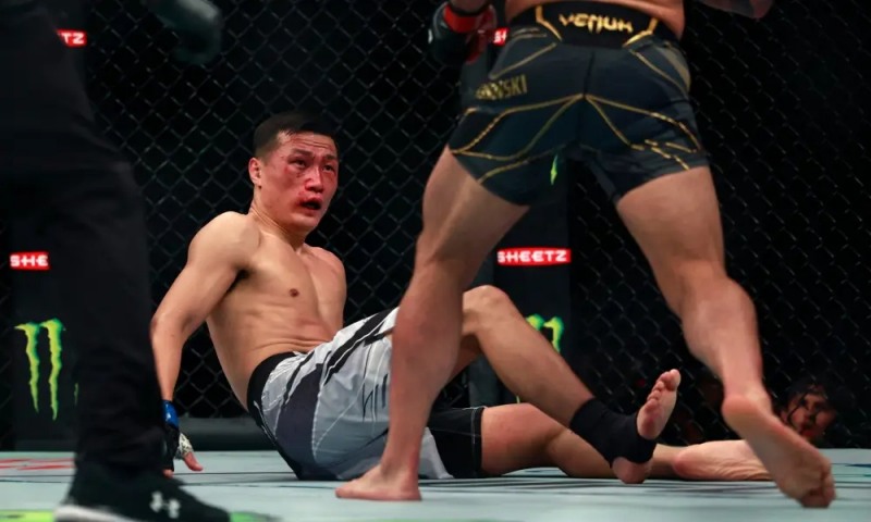 격전을 치뤘지만 큰 부상이 없어 14일 출장정지 처분만 받은 정찬성과 볼카노프스키(사진=UFC트위터연합)