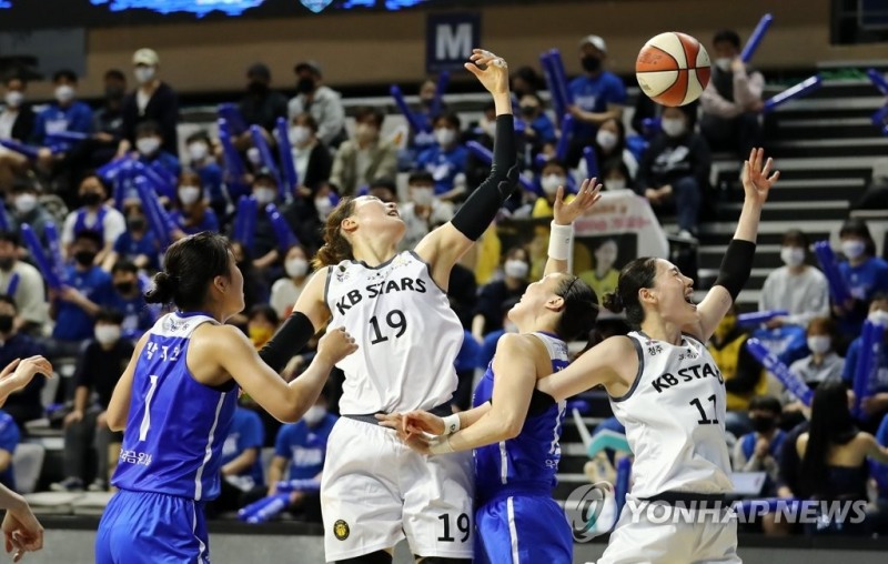 (아산=연합뉴스) 14일 충남 아산이순신체육관에서 열린 2021-2022 여자프로농구 아산 우리은행과 청주KB의 챔피언 결정전 3차전 경기. 양팀 선수들이 공중볼 소유권을 다투고 있다.