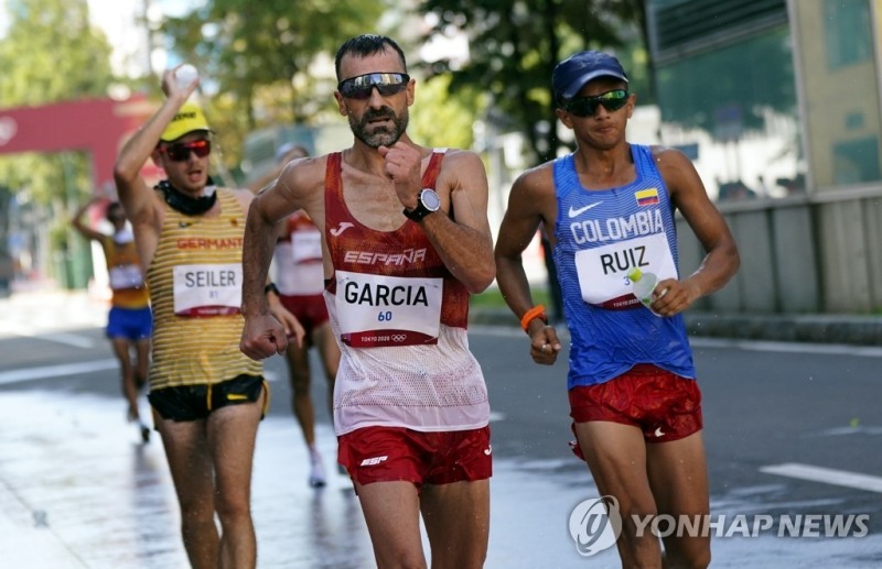 2020 도쿄올림픽 육상 경보 남자 50km 경기모습. 가운데는 올림픽 8회 연속 출전한 스페인의 헤수스 앙헬 가르시아. [EPA=연합뉴스 자료사진]