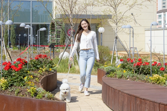 스타필드 시티 부천 스타가든에서 보호자와 강아지가 산책하는 모습.