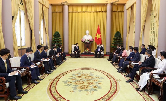 윤대희 신용보증기금 이사장(중앙 왼쪽)과 응우옌 쑤언 푹 베트남 주석(중앙 오른쪽)이 참석자들과 함께 회의를 진행하고 있다.