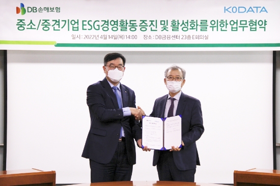 (왼쪽부터) DB손해보험 이창수 부사장, KoDATA(한국평가데이터) 정성웅 부사장