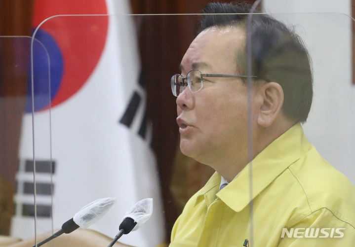 김부겸 국무총리가 15일 오전 서울 종로구 정부서울청사에서 열린 코로나19 중앙재난안전대책본부(중대본) 회의에서 '18일부터 사회적 거리두기 전면 해제'를 발표하고 있다.