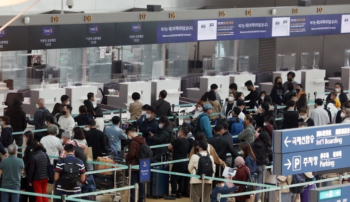 정부가 코로나19 사태로 전 세계에 적용해온 특별여행주의보를 2년 만에 해제한 지난 14일 오후 인천국제공항 제1여객터미널 출국장에서 이용객들이 출국 수속을 밟기 위해 줄을 서고 있다.