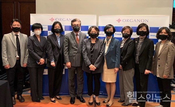 한국오가논과한국병원약사회관계자들이심포지엄을마치고기념사진을촬영하고있다.