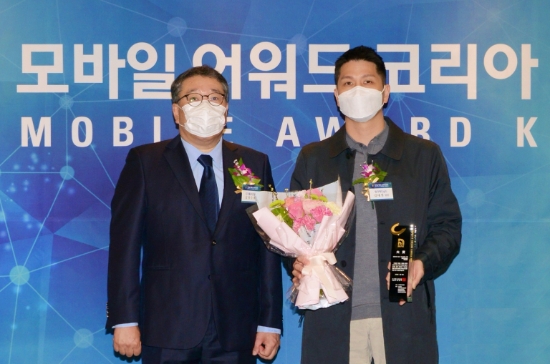 한국맥도날드 김대원 팀장(오른쪽)이 ‘모바일 어워드 코리아 2022’ 시상식에서 패스트푸드 부문 대상 수상 후 기념사진을 촬영하고 있다