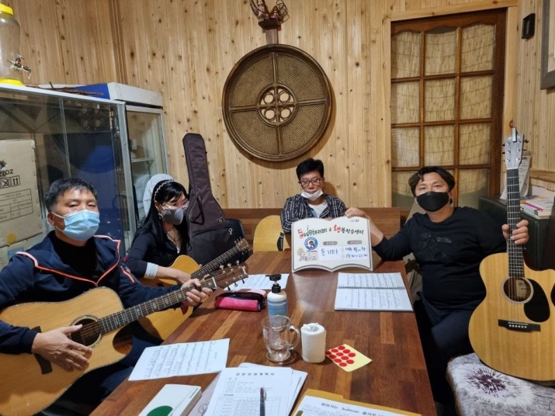 군산시는 동네문화카페 운영으로 시민의 평생교육 수요 만족과 골목상권 활성화, 일자리 창출을 이뤄내고있다. (사진제공 = 군산시)