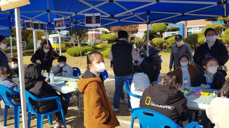 군산시 행복학습센터 폐품재활용 업사이클링 모습 (사진제공 = 군산시)