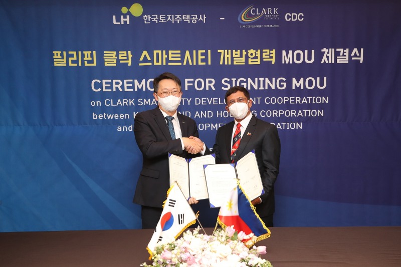 김현준 LH사장(왼쪽)과 PBGen. Manuel R. Gaerlan CDC 사장(오른쪽)/사진 제공 = LH