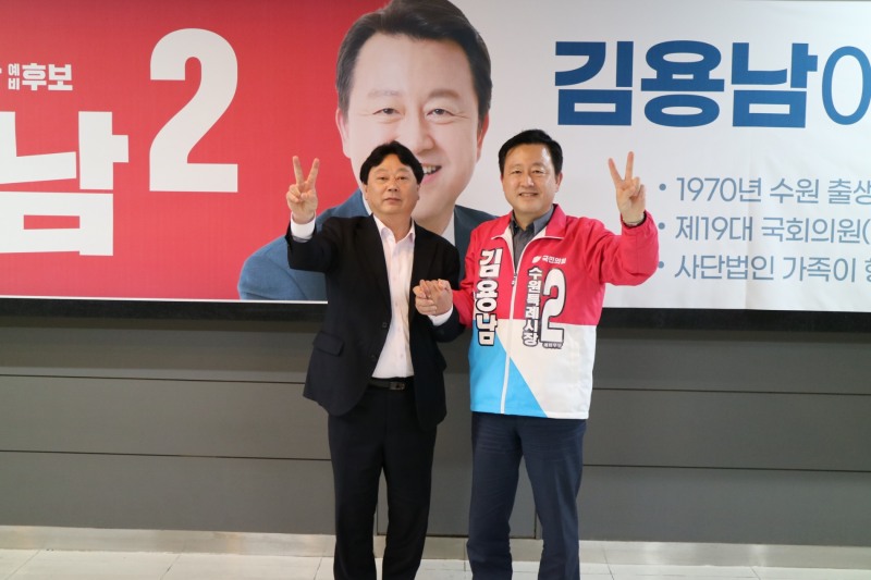 국민의힘 수원시장 공천 탈락 박태원 수원시의원(왼쪽)이 15일 김용남 예비후보 지지선언을 하고 있다.김용남후보실 제공