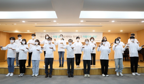 지난 15일(금) 서울 중구 대한적십자사 서울사무소에서 대한적십자사 신희영 회장(사진 왼쪽 다섯 번째), 이상천 사무총장(사진 왼쪽 네 번째)을 비롯한 임직원, IHL 서포터즈가 차별없이 평화롭고 아름다운 세상을 염원하는 대한적십자사의 ‘평화챌린지’ 캠페인의 일환으로 수어 공연을 선보였다.