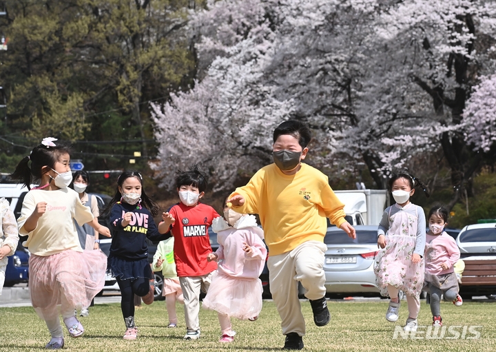화창한 봄날씨를 보인 지난 11일 오전 경기도 수원시 팔달구 경기도청 잔디광장에서 산책 나온 어린이들이 힘차게 달리며 즐거운 시간을 보내고 있다.