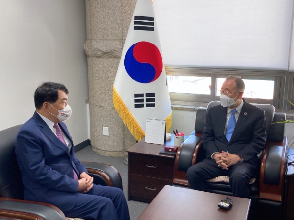 안상수 인천시장 예비후보를 만난 반기문 전 UN사무총장은 안 예비후보의 디즈니랜드 유치계획에 대해 "인천은 대한민국 관문이므로 좋은 아이디어"라는 호평을 받았다.