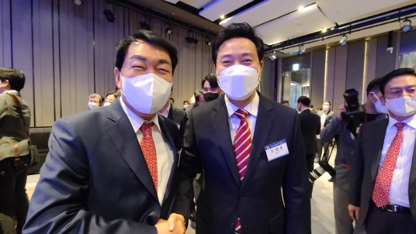 안상수 인천시장 옙오세훈 서울시장은 안 예비후보에게 "함께 당선돼서 오는 2036년 인천서울 공동 올림픽을 꼭 유치하자"고 뜻을 모았다.