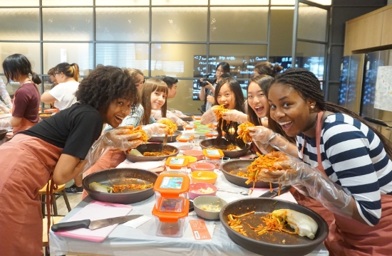 풀무원 뮤지엄김치간이 운영하는 ‘2022년 박물관 길 위의 인문학’ 프로그램 참여자들이 김치를 직접 담가보는 체험학습을 진행하고 있다.