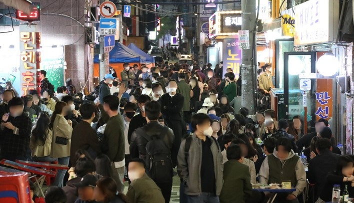 18일 사적 모임 인원 및 영업시간 제한 등 코로나19 이후 시작한 정부의 거리두기가 2년 1개월만에 전면 해제됐다. 사진은 지난 15일 오후 서울 중구 을지로 노가리골목이 시민들로 북적이고 있다.