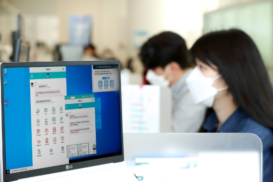 KT 직원들이 자체 개발한 로봇프로세스자동화(RPA) 도구를 이용해 전표처리 등 전산작업을 처리하고 있는 모습