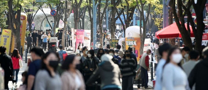 코로나19 사회적 거리두기 전면 해제를 하루 앞둔 17일 서울 마포구 홍대거리를 찾은 시민들이 발걸음을 옮기고 있다.