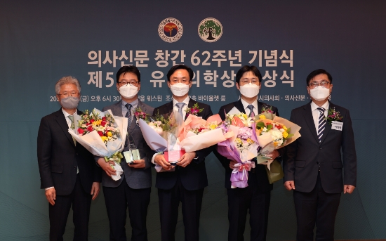 좌로부터 조욱제 유한양행 사장, 황대욱 교수(김송철 교수 대리수상), 최의근 교수, 이형진 교수, 박명하 회장