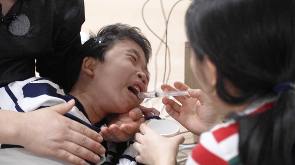 지적장애와 뇌병변, 청각장애가 있는 현진이(8)