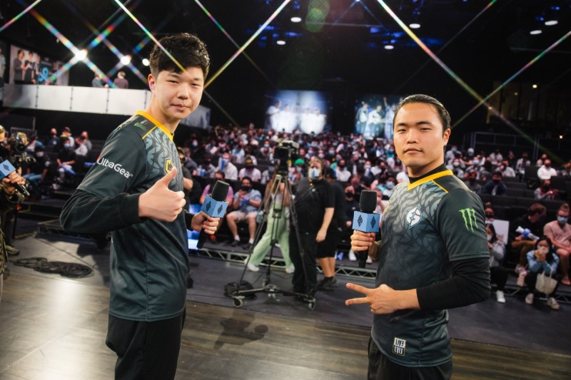 인터뷰 준비 중인 '조조편'과 '임팩트'(사진=LCS 공식 SNS)