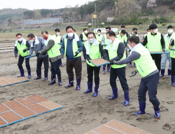 18일 충남 보령 주산농협 관내 육묘장에서 개최한 '범농협 영농지원 전국동시 발대식'에서 이성희(왼쪽 다섯번째) 농협중앙회장과 홍문표(왼쪽 네번재) 국회의원, 어기구(왼쪽 여섯번째) 국회의원 등이 풍년농사를 기원하는 퍼포먼스를 하고 있다.