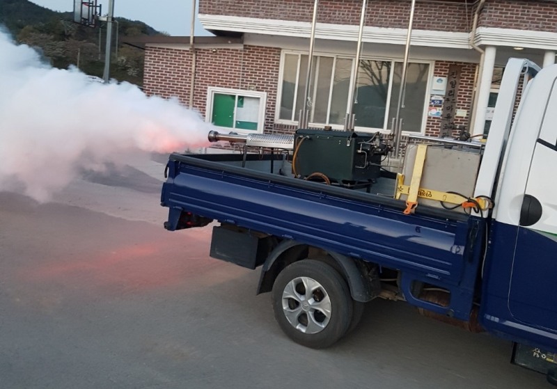 방제작업 실시 모습 (사진제공 = 함평군)