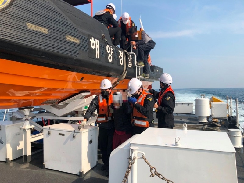 응급환자를 옮기고 있는 완도해경의 모습 (사진제공 = 완도해양경찰서)