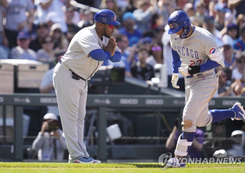 (덴버 AP=연합뉴스) 시카고 컵스 윌리 해리스(왼쪽) 3루 코치가 18일(한국시간) 미국 콜로라도주 덴버 쿠어스필드에서 열린 콜로라도 로키스와의 방문경기, 7회초 스즈키 세이야가 홈런을 치자 두 손을 모아 축하 인사를 하고 있다.