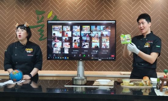 풀무원푸드머스 ‘아름다운 지구지킴이 쿠킹클래스’에 참가한 아이와 학부모들이 온라인으로 건강한 식습관과 지구환경의 중요성에 대해 배워보고 있다.