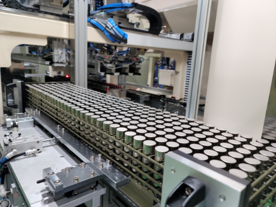 동원시스템즈 칠곡사업장에서 21700 규격 원통형 배터리 캔이 생산되고 있다