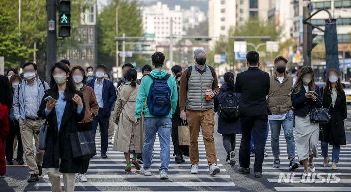 사회적 거리두기가 해제된 다음날인 19일 오전 서울 종로구 광화문네거리에서 마스크를 쓴 시민들이 이동하고 있다.