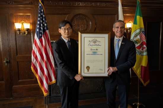 에릭 가세티 LA 시장(오른쪽)이 이진호 대한항공 미주지역본부장(왼쪽)에게 감사패 전달 후 함께 기념사진을 촬영하고 있는 모습