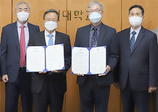 이원근 창신대학교 총장(왼쪽 두 번째)과 안병수 (재)청년상인육성재단 이사장(왼쪽 세 번째)이 산학협력 협약을 체결하고 기념촬영을 하고 있다