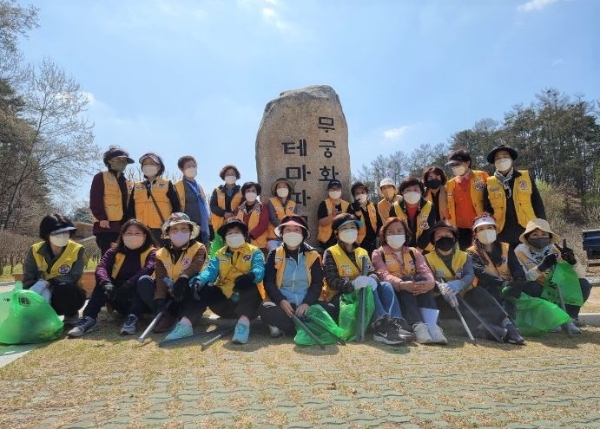 홍천봉사회 환경정화 봉사활동 모습