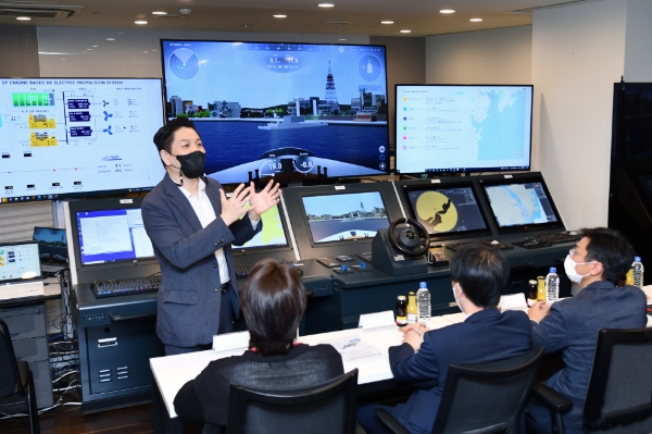  한국조선해양이 그룹의 선박 자율운항 계열사인 아비커스와 19일(화) 경기도 판교에 위치한 자사 시뮬레이션 검증시설 '힐스'에서 가상 시운전 시연회를 개최했다.
