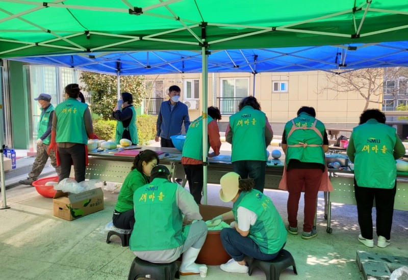 정읍시 초산동 새마을부녀회는 19일 정읍시 새마을지회에서 지역 내 독거노인과 저소득 취약계층 가구를 위한 ‘밑반찬 나눔 봉사활동’을 펼쳤다. (사진제공 = 정읍시)