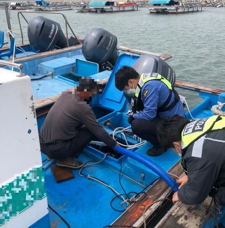 목포해경이 침수선박에서 잠수펌프를 이용해 배수 작업에 나서고 있다. (사진제공 = 목포해양경찰서)