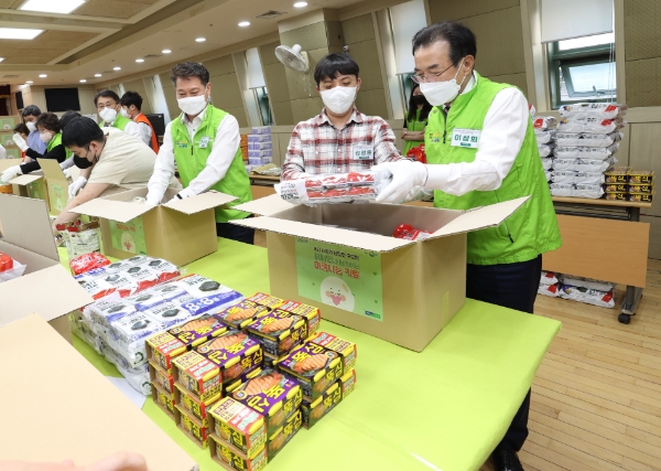 농협중앙회는 장애인의 날을 하루 앞둔 19일 서울시 서대문장애인종합복지관을 찾아 발달 장애 청년들과 함께 나눔 키트 상자를 만들고 있다. 사진 오른쪽에서 첫번째 이성희 농협중앙회장, 사진 오른쪽에서 세번째 조소행 농협 상호금융대표이사