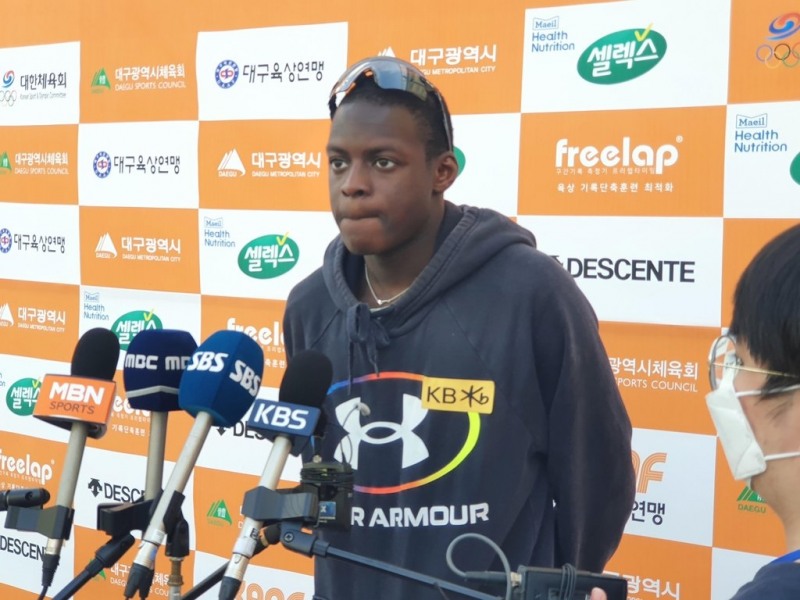 (대구=연합뉴스) 비웨사가 19일 대구 스타디움에서 열린 전국종별육상선수권대회 남자 일반부 100m 결선에서 10초44로 2위를 차지한 뒤 인터뷰하고 있다.