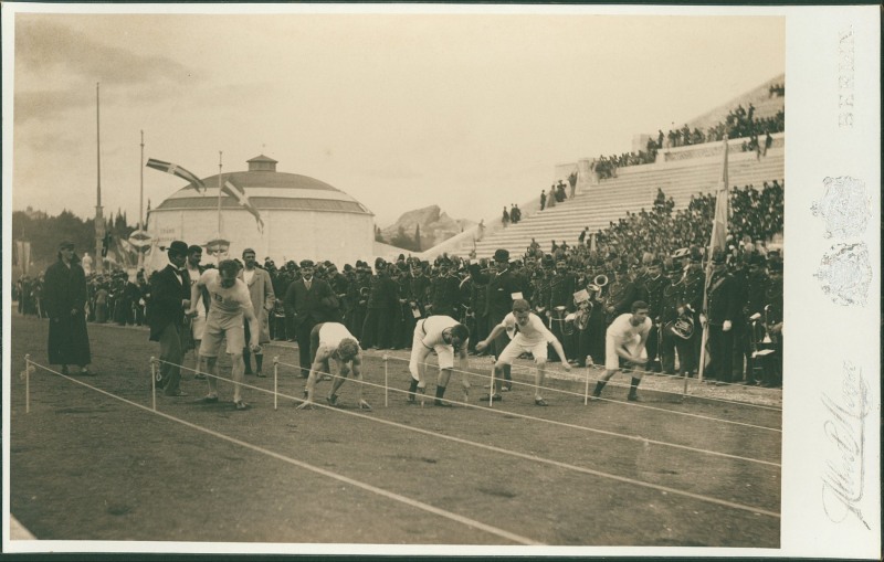 1896년 제1회 아테네올림픽 100m 경기에서 선수들이 제 각각의 자세로 출발하는 장면. 