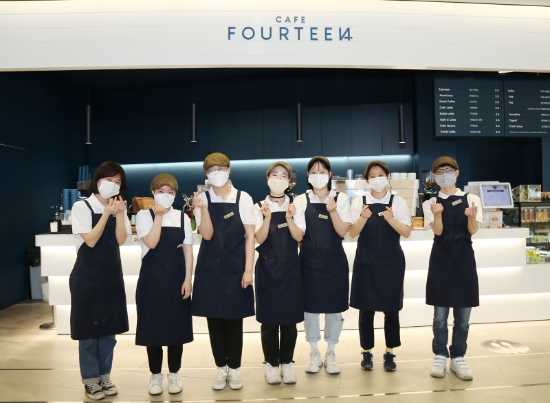 애경산업의 자회사형 장애인표준사업장 ‘모두락(樂) 애경산업’이 운영하는 ‘카페 포틴’(Café Fourteen)의 직원들