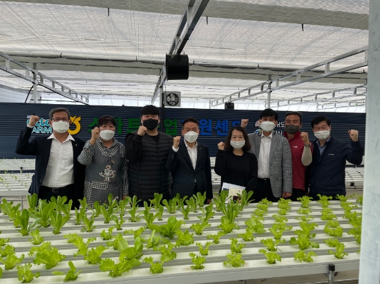 19일 NH농협은행 농업·녹색금융부문 김춘안 부행장(왼쪽에서 네 번째)과 임직원들이 스마트농업 지원센터 간담회 참석자들과 기념촬영을 하고 있다.