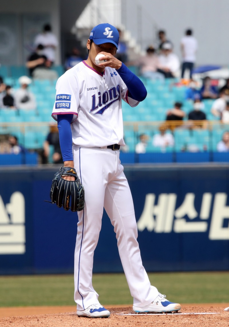 지난해 27경기에서 사구가 단 2개에 불과할 정도로 제구력이 강점인 백정현은 16일 SSG전에서 1경기 2사구에 3볼넷까지 내 주면서 패전을 안았다.