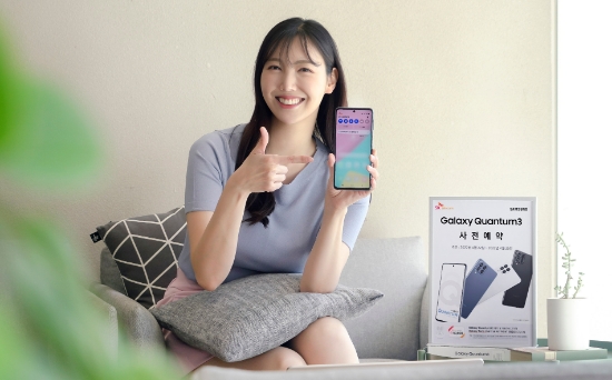 SK텔레콤 홍보모델이 T월드 매장에서 갤럭시 퀀텀3 제품을 소개하고 있다.